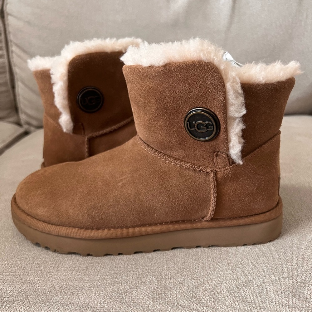 UGG MINI BAILEY SNAPS CHESTNUT SUEDE SHEEPSKIN WOMEN'S BOOTS SIZE US 6